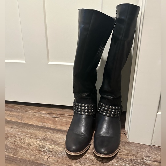 Size 10 Baretraps boots. - Picture 2 of 3
